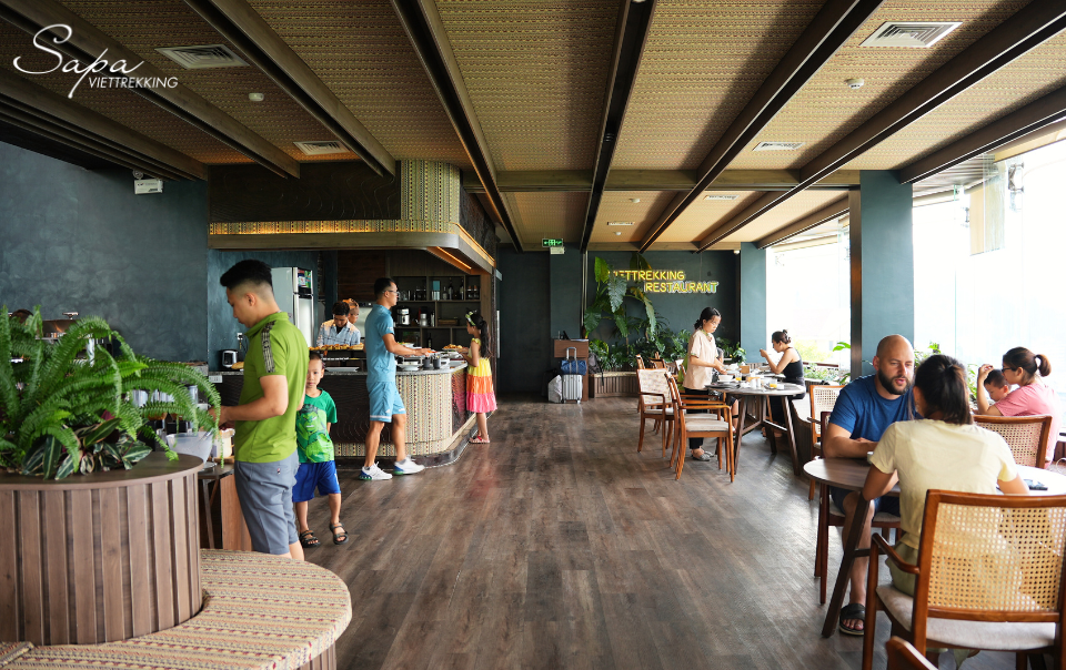 Không gian nhà hàng Viettrekking Sapa