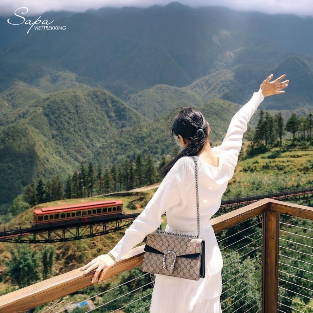 Ngắm tàu hỏa leo núi Mường Hoa từ view Viettrekking Sapa